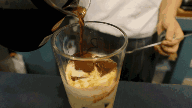 仿佛把夏天也一起装进杯子里让五彩缤纷的食物填满你的杯子约上三五