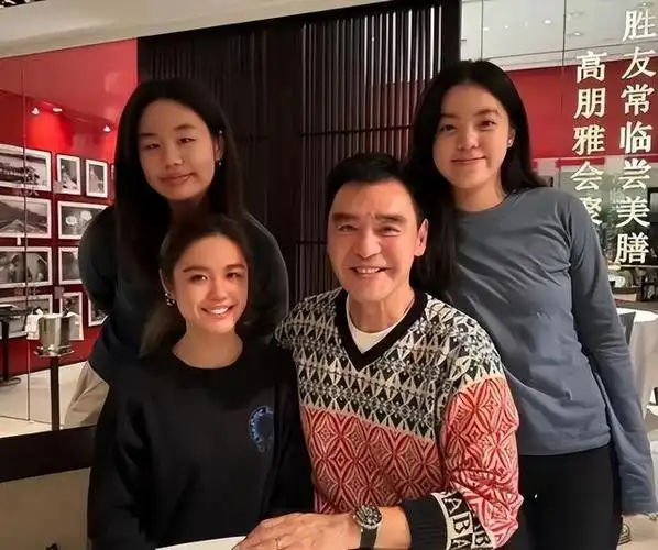 钟镇涛女儿现身内地综艺,两岸群星为她助威,网友:靠己