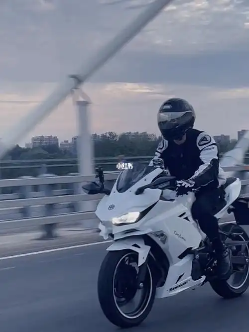 白色川崎ninja400机车视频