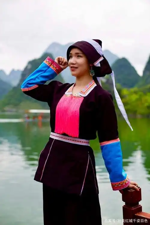 百色旅拍丨蓝靛瑶阿妹在浩坤湖畔欢迎您来游湖观赏!