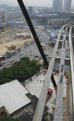 414块高空广告牌全部拆除 徐工xct100擦亮武汉天际线