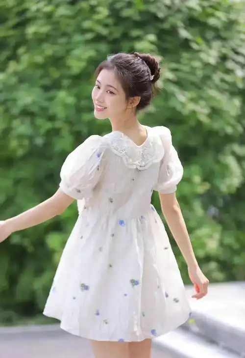杨茗茗的笑容好甜美白色碎花连衣裙穿出清新感
