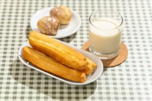 豆浆油条茶叶蛋特写格子桌布背景