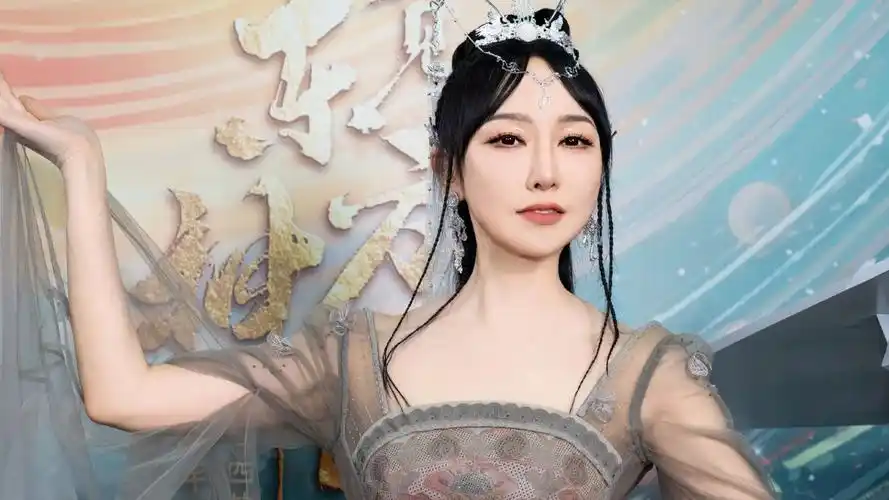 萨顶顶《左手指月》歌声太抓耳,独特嗓音宿命感拉满,高音开口跪