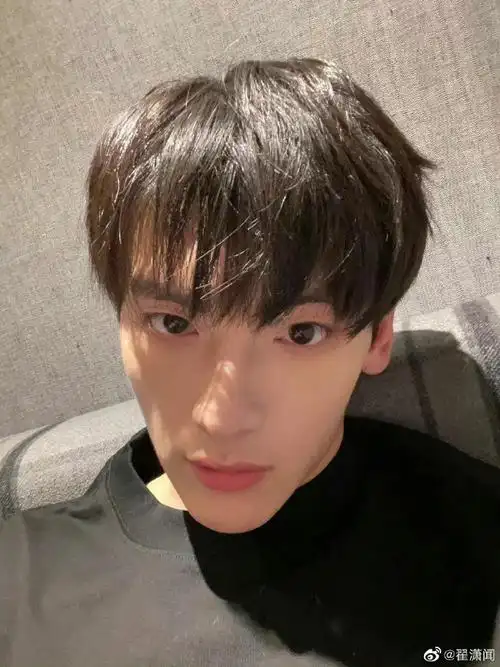 翟潇闻晒九宫格怼脸自拍##翟潇闻晒搞怪怼脸自拍