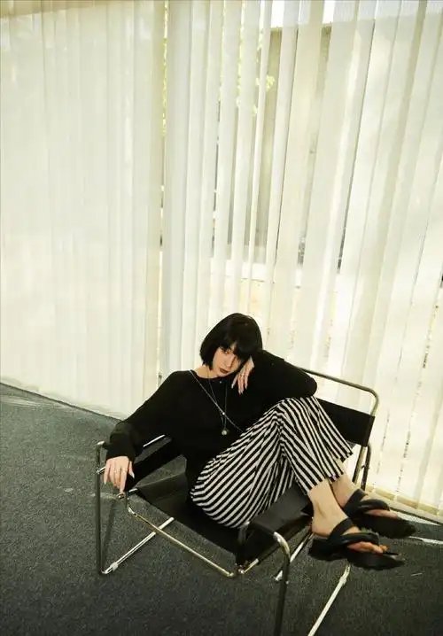 高晓松前妻身材纤细气质短发配一身黑和年轻女孩魅力没差距