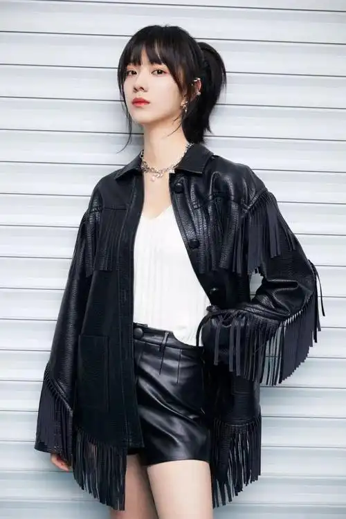 庄达菲身穿流苏外套搭配皮短裤,时尚又摩登,比网红穿搭要高级_腾讯