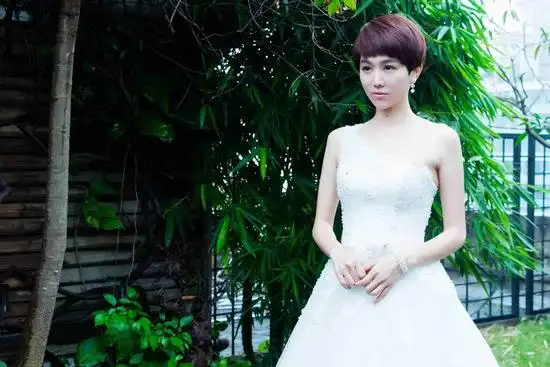 姜妍《岳父》婚纱照曝光 俏皮演绎甜美短发新娘