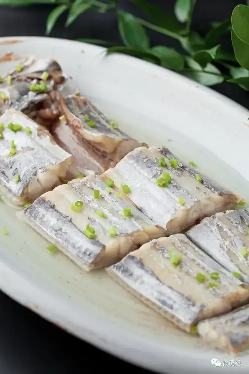 干炸带鱼与清蒸带鱼▲扎肉是浙江绍兴的传统佳肴,绍拾叁的稻草扎肉