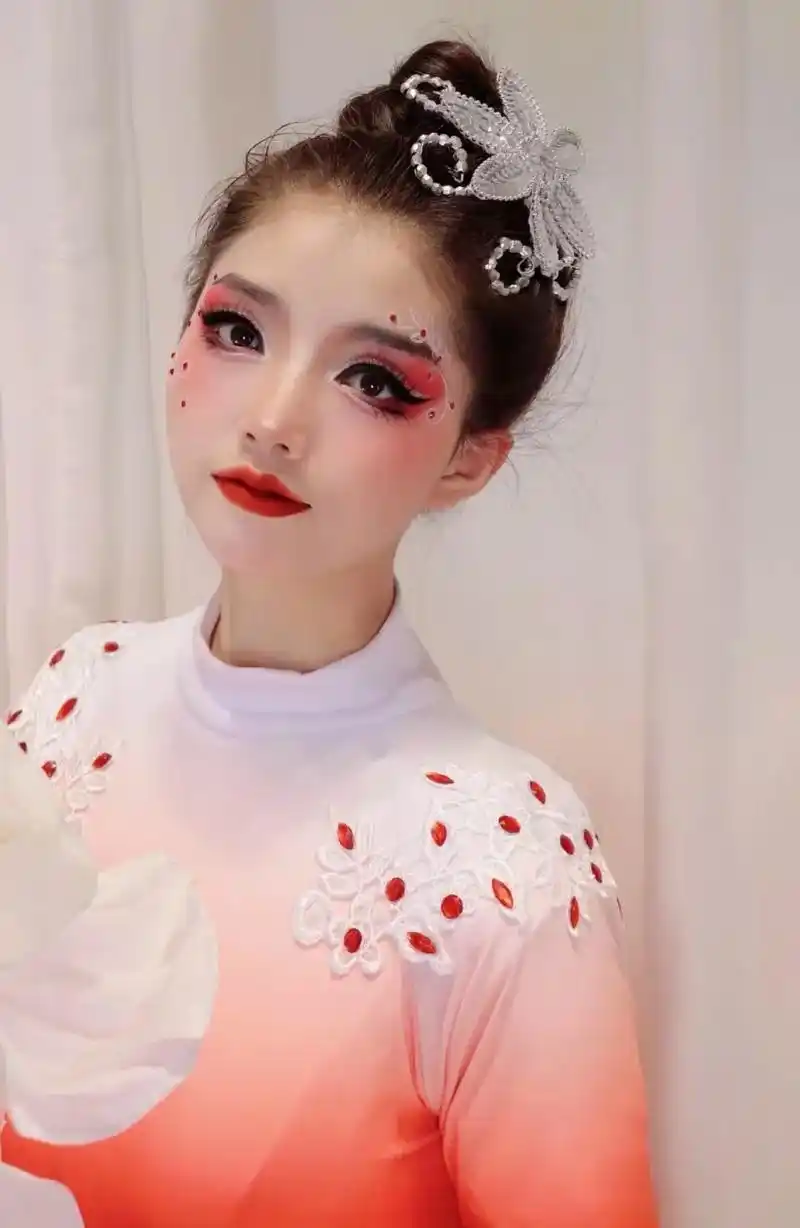 合唱妆造 | 文山舞台妆容 | 朗诵妆造.#团体妆 #舞蹈妆 - 抖音