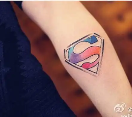 胳膊彩色超人标志纹身图案图片