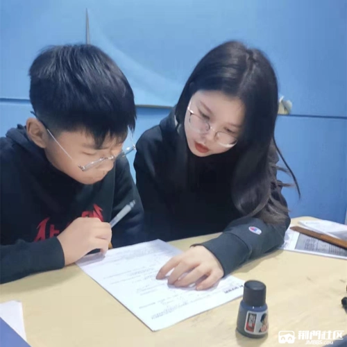 在平时学生作业时,进行督促,陪读,了解学生心理,解答学生疑惑.