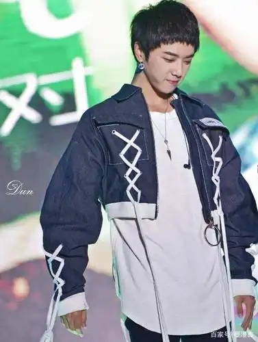 认真唱歌的华晨宇真的帅一脸,背带裤的穿搭给人一种平易近人的温暖.