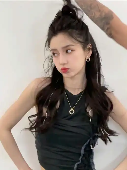 angelababy甜酷造型太美了,半扎高马尾卷发甜酷风好