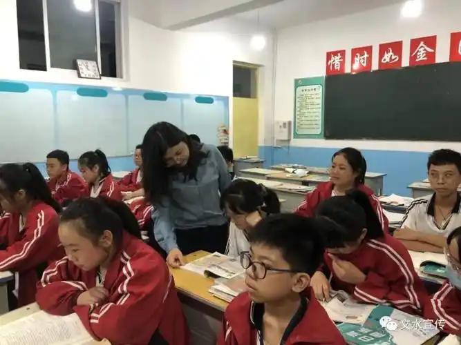 红烛颂春风化雨匠心育桃李记文水县城镇五中班主任侯百恩
