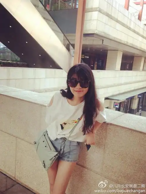 八月长安,原名刘婉荟,1987年8月12日出生于哈尔滨,毕业于北京大学