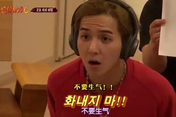 我们的表志勋已然放弃表情管理了,看着这两个人驴唇不对马嘴的在那里