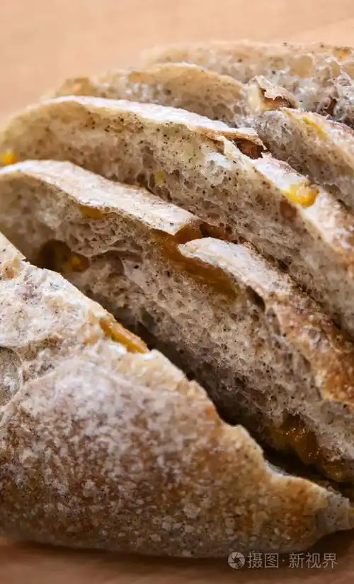 新烤的切片面包放在木桌上特写镜头