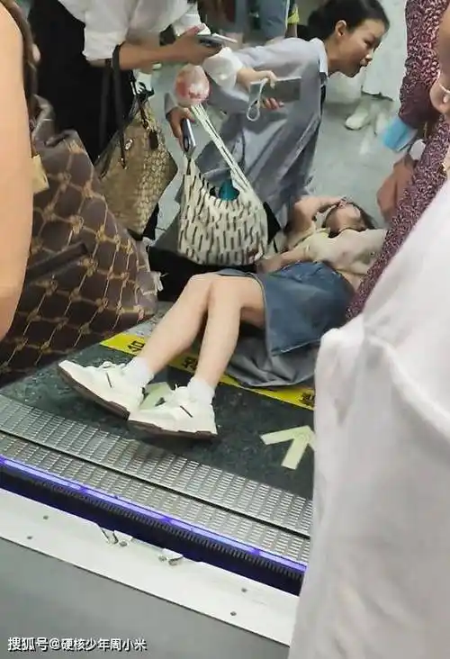 还是不要太瘦!四川成都一女子低血糖晕倒,路人被吓得大呼救命