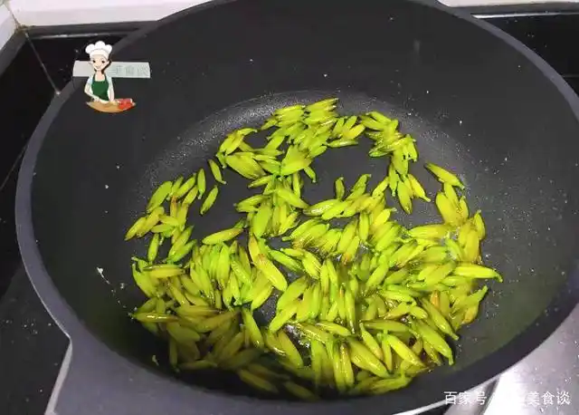 4,锅里留有余油,将焯水好的芦荟花下锅煸炒.