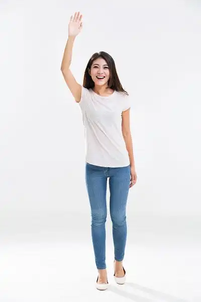 快乐的年轻女子挥手_全景网