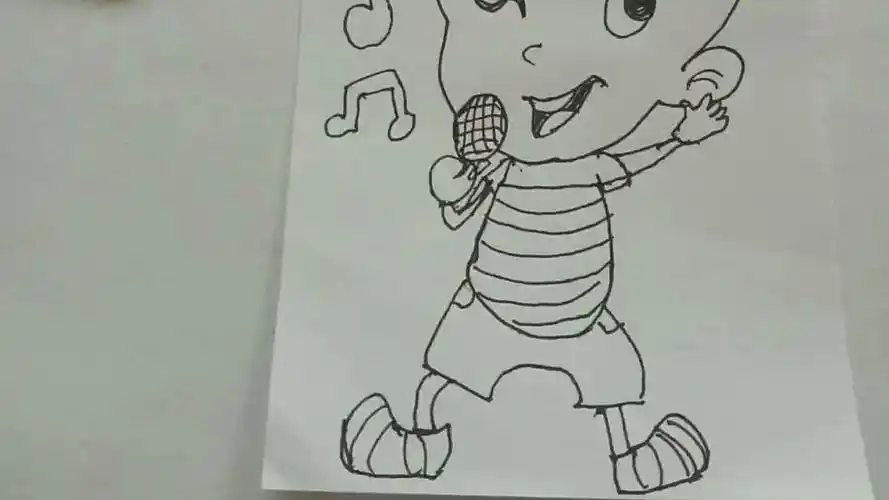 [简笔画]拿着话筒唱歌的大头儿子,唱的好专注呀