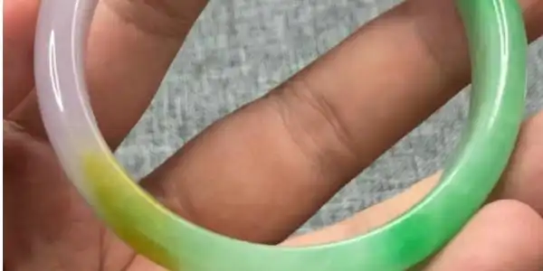 注胶翡翠手镯对人体有伤害吗