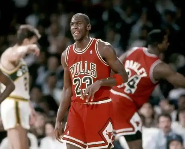 原创丹尼斯罗德曼谈当年活塞防守乔丹他只要冲击篮筐我们就打他