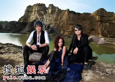 飞儿乐团《月牙湾》mv耗资百万 敦煌月牙泉重现