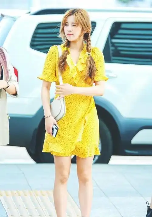 宋雨琦穿"凉凉鞋"腿白到发光,相比身后baby,这次她赢了!_网易订阅