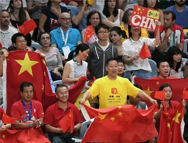 里约奥运会上,现场观众为中国女排加油助威 | sport.gov.cn