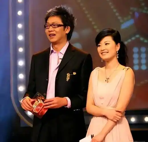 51岁林海:曾是央视著名主持,为正义怒摔耳机,二婚何婕获幸福_东方