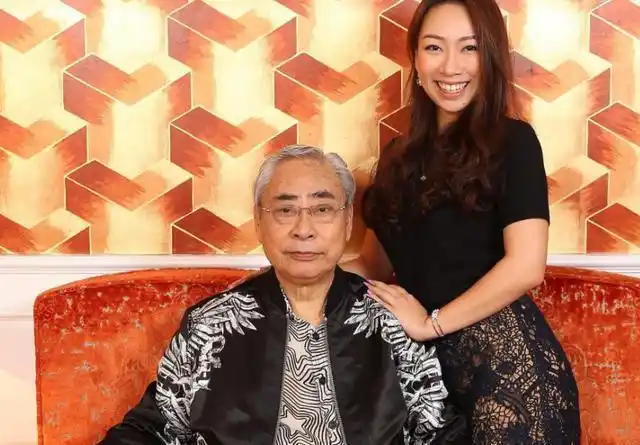 落难公主何傲儿常伴大51岁老男人身侧只为替父还债