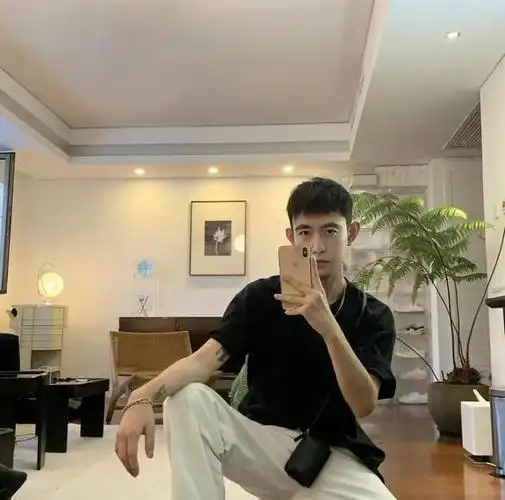 配自拍照的句子男男生发照片配的句子