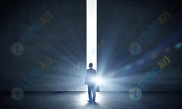 创意大门后男子背影高清图片下载