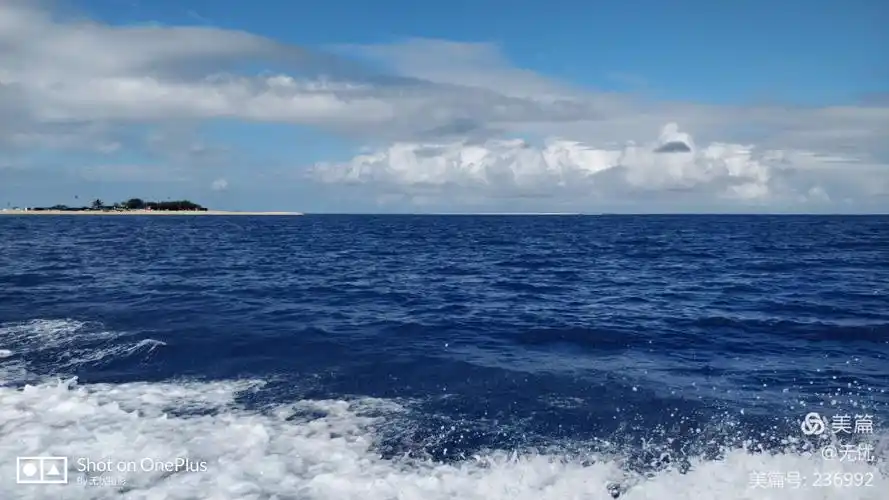 银屿岛途中深蓝色的海.