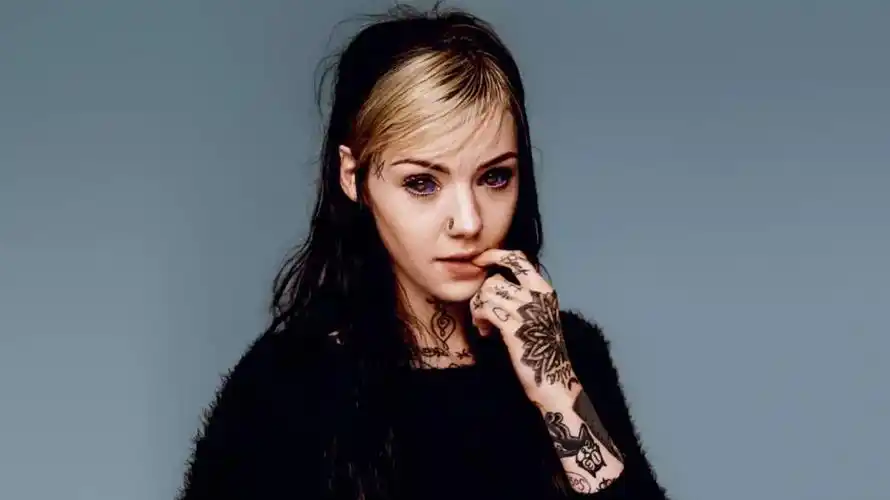 这个英国姑娘被称为黑暗精灵,她创造了一种独特的人体美学