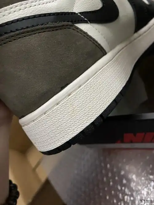 鞋子瑕疵溢胶开线这头污渍并且擦不掉左脚内侧logo不全没有尺码贴