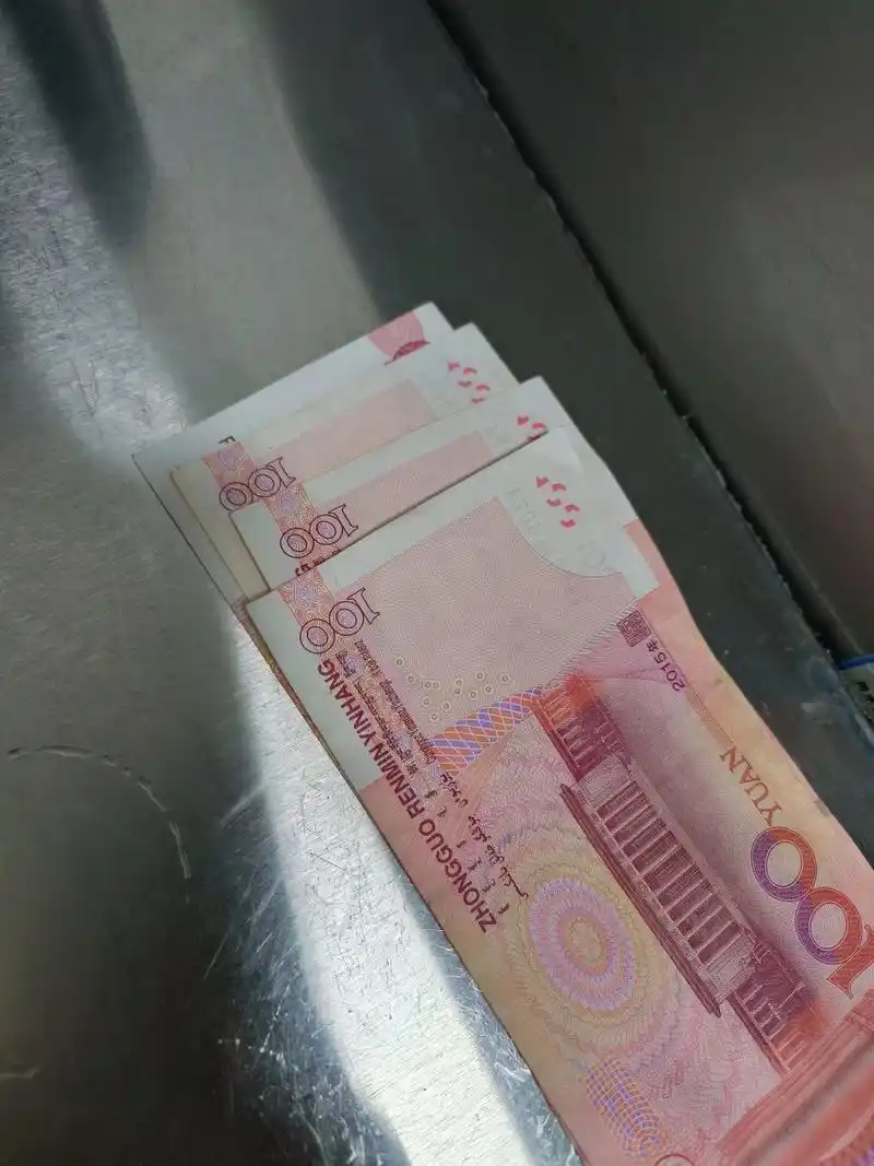 认识两个月的邻居奶奶给了我400块钱 大概一个月前,邻居奶奶过来敲门