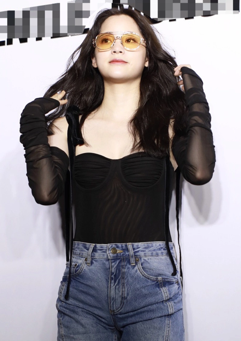 改成熟范!欧阳娜娜穿黑纱透视装小秀性感