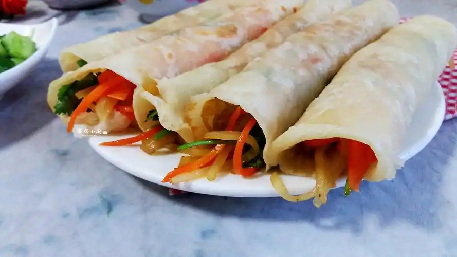 做土豆丝卷饼,10年店老板说:卷饼的时候多一步,保证好吃