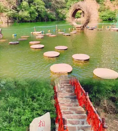 邢台有座爱情山～快来天河山打卡吧!_景区_情侣_动作