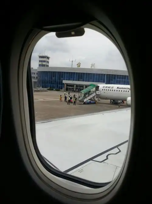 台州机场小的可怜,一条跑道,一层候机大厅,二个安检通道.