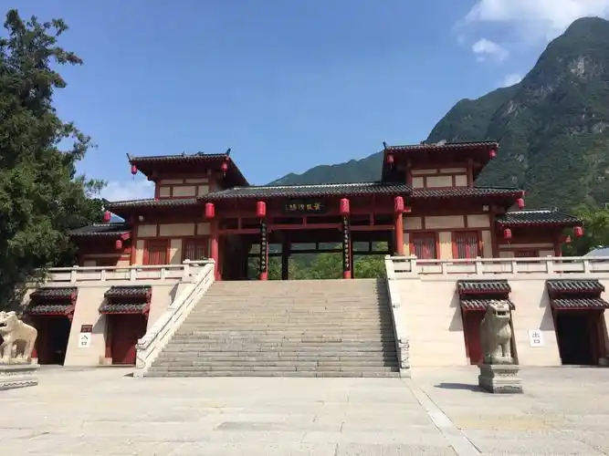 昭君村是位于宜昌兴山县境内的3a级景区,景区是仿照汉代的建筑风格兴