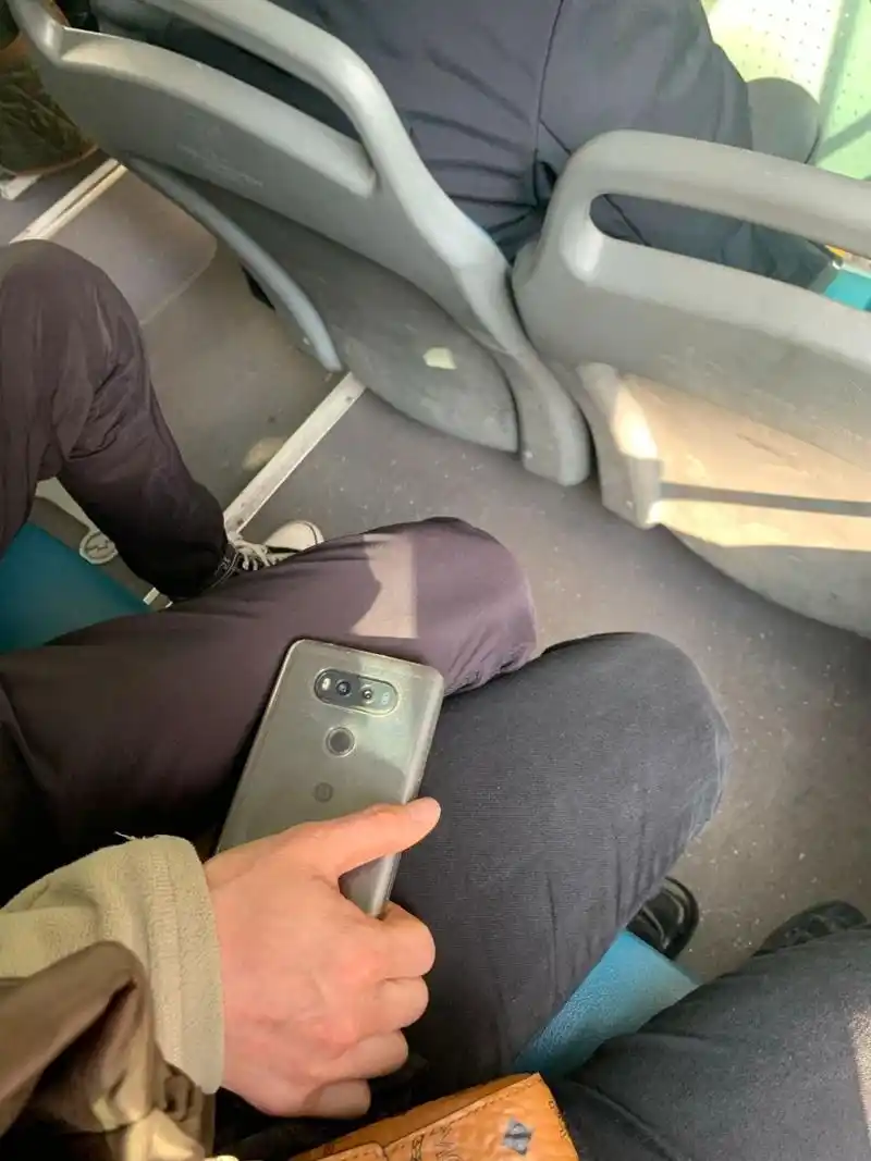 公交车遇到咸猪手 今天在公交车上遇到了咸猪手,手直接放我腿上手指