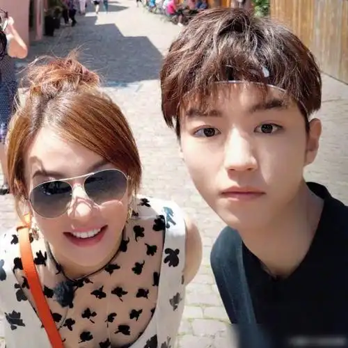 王俊凯远在国外却还惦记着支持赵薇,特意为她新作包场,真有心!