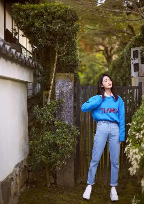 李沁春日街头随拍 明亮穿搭展甜美活力