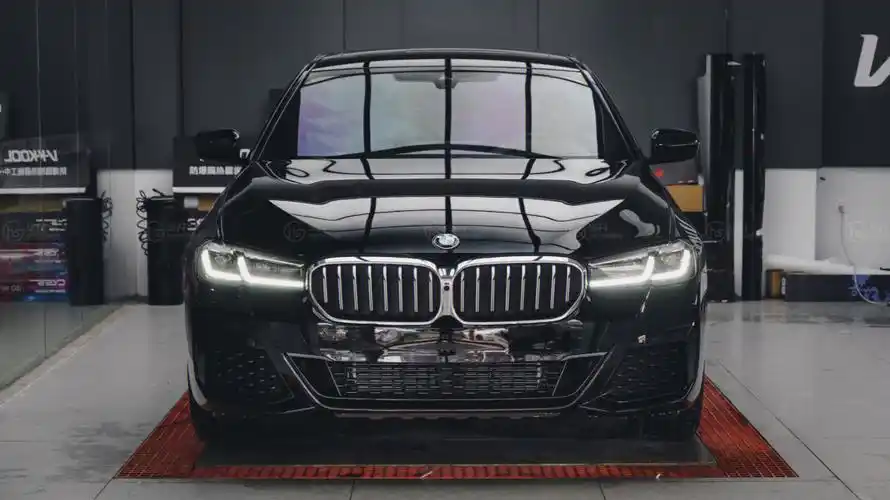 宝马5系超亮黑车衣纯正血统的黑武士