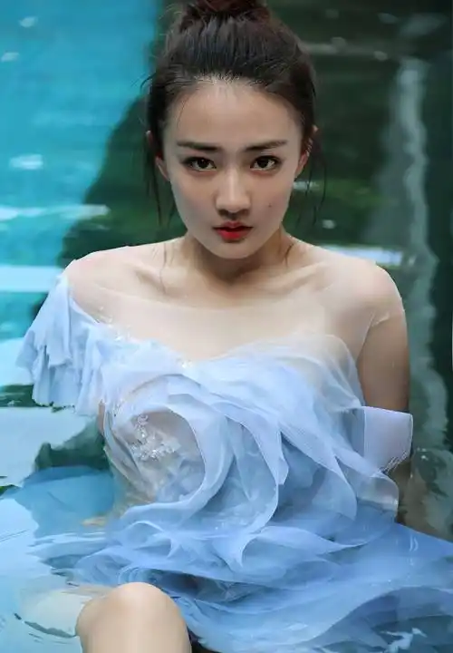 徐璐在海边拍摄大片,身穿单层纱裙,甜美养眼,清纯颜值身材惊人!