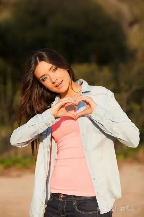 年轻女人让心与手的形状